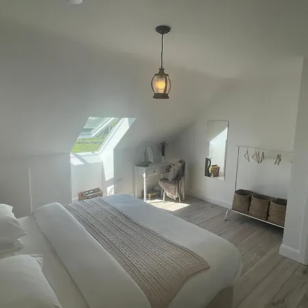 Two Bedroom Deluxe Sea View Guest * イニシュモア