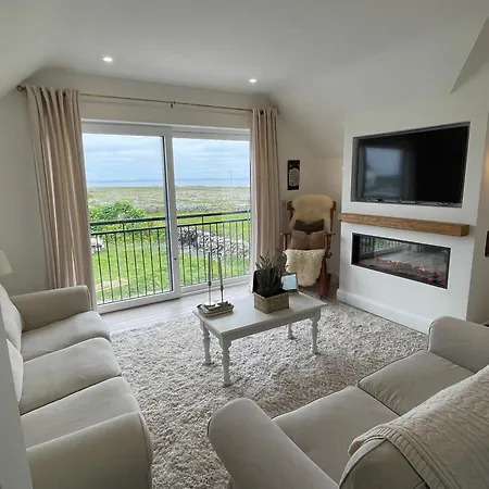 Two Bedroom Deluxe Sea View Guest アパート イニシュモア