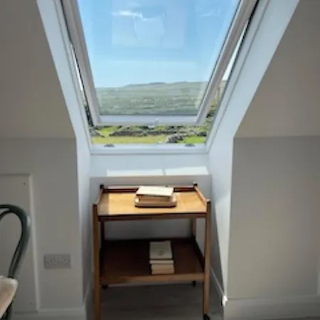アパート Two Bedroom Deluxe Sea View Guest イニシュモア